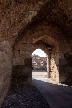 Dış duvarların kalıntıları, İsrail 'deki Ürdün Vadisi' nin yukarısındaki bir tepenin üzerindeki Belvoir Kalesi 'nin kalıntıları.