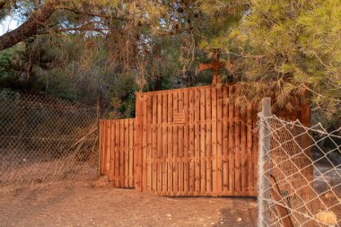 Hararit, İsrail, 28 Ekim 2022: Mağara Kilisesi çevresindeki ahşap çit - Lavra Netofa manastırı, Kuzey İsrail 'deki Hararit köyü yakınlarındaki