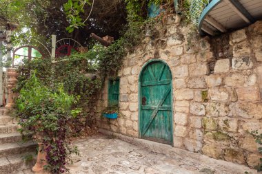 Nahariya, İsrail, 21 Ekim 2022: İsrail 'in Julis kentindeki Druze köyünde batan güneş ışınlarıyla Almona Bahçeleri koleksiyonunda sergilenen alt bahçe