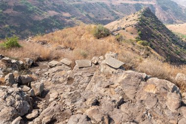Tiberias, İsrail, 29 Ekim 2022: İbranice ve İngilizcede Gamla şehrinin Gamla Heights, kuzey İsrail 'in harabelerine giden yolu gösteren tabletler