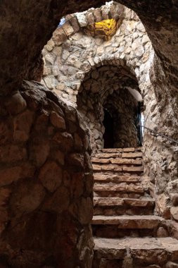 Hararit, İsrail, 28 Ekim 2022: İsrail 'in kuzeyinde Hararit köyü yakınlarındaki Lavra Netofa manastırının ana salonundan çıkan taş bir merdiven