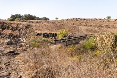 Gamla nehri üzerindeki Gamla Doğa Koruma Alanı 'ndaki Dolmen Yolu üzerindeki köprü, Golan Tepeleri, Kuzey İsrail