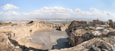 Dış duvarların kalıntıları, İsrail 'deki Ürdün Vadisi' nin yukarısındaki bir tepenin üzerindeki Belvoir Kalesi 'nin kalıntıları.