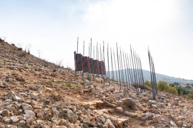 Karmiel, İsrail, 28 Ekim 2022: Kuzey İsrail 'deki Tel Yodfat Milli Parkı' ndaki antik Jotapata kuşatması sırasında Roma savaş kalkanlarının ve mızraklarının kopyaları Roma savaş kampının bulunduğu yerde.