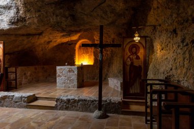 Hararit, İsrail, 28 Ekim 2022: Mağara Kilisesi 'nin ana salonunun içi - Lavra Netofa manastırı, İsrail' in kuzeyindeki Hararit köyü yakınlarında