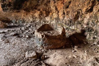 İlkel insanların İsrail 'in kuzeyindeki Tel Yodfat Ulusal Parkı' nda yaşadığı bir mağarada zeytinyağı basmak için büyük bir taş çember oluşturuldu.