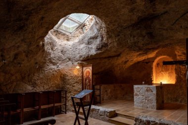Hararit, İsrail, 28 Ekim 2022: Mağara Kilisesi 'nin ana salonunun içi - Lavra Netofa manastırı, İsrail' in kuzeyindeki Hararit köyü yakınlarında