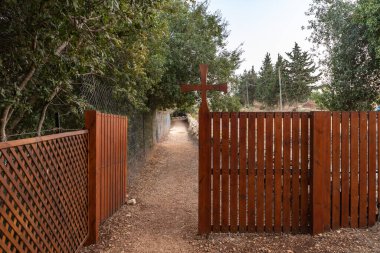 Hararit, İsrail, 28 Ekim 2022: Mağara Kilisesi çevresindeki ahşap çit - Lavra Netofa manastırı, Kuzey İsrail 'deki Hararit köyü yakınlarındaki