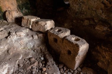 Büyük taş değirmen taşları, ilkel insanların İsrail 'in kuzeyindeki Tel Yodfat Ulusal Parkı' nda yaşadığı mağarada.