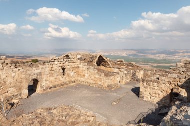 Dış duvarların kalıntıları, İsrail 'deki Ürdün Vadisi' nin yukarısındaki bir tepenin üzerindeki Belvoir Kalesi 'nin kalıntıları.