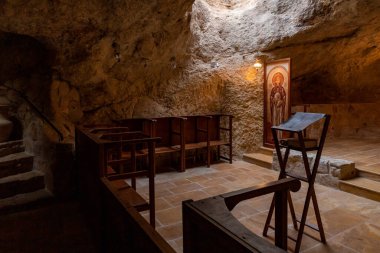 Hararit, İsrail, 28 Ekim 2022: Mağara Kilisesi 'nin ana salonunun içi - Lavra Netofa manastırı, İsrail' in kuzeyindeki Hararit köyü yakınlarında