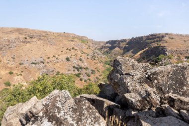 Gamla kentinin kalıntılarından Gamla Doğa Rezervi 'nin kuzey İsrail' deki Gamla Tepeleri 'nin yanındaki vadiye kadar görüntülenir.