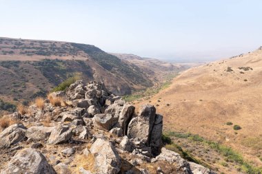 Gamla kentinin kalıntılarından Gamla Doğa Rezervi 'nin kuzey İsrail' deki Gamla Tepeleri 'nin yanındaki vadiye kadar görüntülenir.
