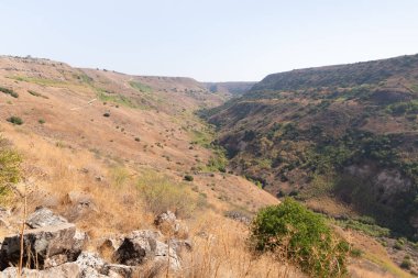 Gamla kentinin kalıntılarından Gamla Doğa Rezervi 'nin kuzey İsrail' deki Gamla Tepeleri 'nin yanındaki vadiye kadar görüntülenir.