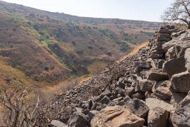Gamla kentinin kalıntılarından Gamla Doğa Rezervi 'nin kuzey İsrail' deki Gamla Tepeleri 'nin yanındaki vadiye kadar görüntülenir.