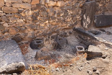 Gamla şehrinin kalıntıları üzerinde bir petrol fabrikasının kalıntıları, Golan Tepeleri, Kuzey İsrail