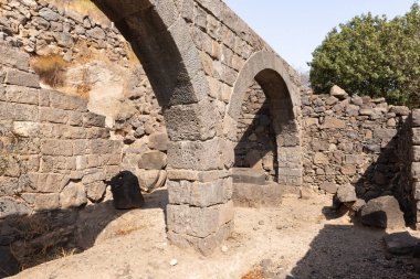 Gamla şehrinin kalıntıları üzerinde bir petrol fabrikasının kalıntıları, Golan Tepeleri, Kuzey İsrail