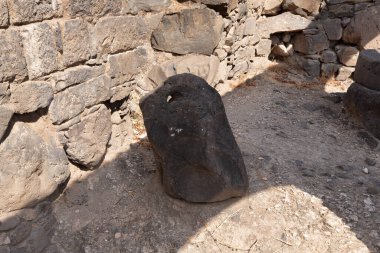 Gamla şehrinin kalıntıları üzerinde bir petrol fabrikasının kalıntıları, Golan Tepeleri, Kuzey İsrail