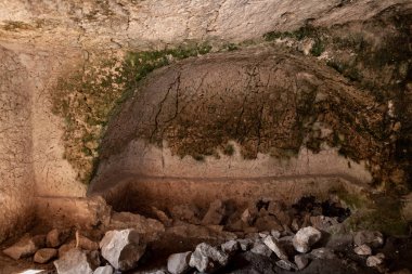 İsrail 'in kuzeyinde yer alan Hayfa yakınlarındaki Karmel Ormanı' nda Horvat Rakit 'te eski bir mezar kazıldı.