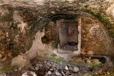 İsrail 'in kuzeyinde yer alan Hayfa yakınlarındaki Karmel Ormanı' nda Horvat Rakit 'te eski bir mezar kazıldı.