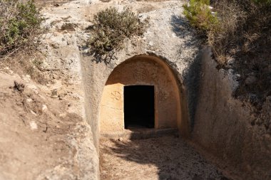İsrail 'in kuzeyinde yer alan Hayfa yakınlarındaki Karmel Ormanı' nda Horvat Rakit 'te eski bir mezar kazıldı.