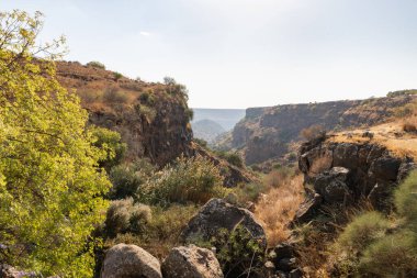 Gamla deresinin aktığı bir dağ geçidi Gamla Doğa Rezervi 'ndeki Dolmen Yolu, Golan Tepeleri, kuzey İsrail