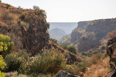 Gamla deresinin aktığı bir dağ geçidi Gamla Doğa Rezervi 'ndeki Dolmen Yolu, Golan Tepeleri, kuzey İsrail