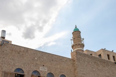 Tel Aviv-Yafo, İsrail, 01 Kasım 2022: Eski Yafo kasabasındaki Al-Bahr Camii ve uzaktan Tel Aviv gökdelenleri, Tel Aviv - Yafo şehri, İsrail