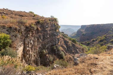 Gamla deresinin aktığı bir dağ geçidi Gamla Doğa Rezervi 'ndeki Dolmen Yolu, Golan Tepeleri, kuzey İsrail