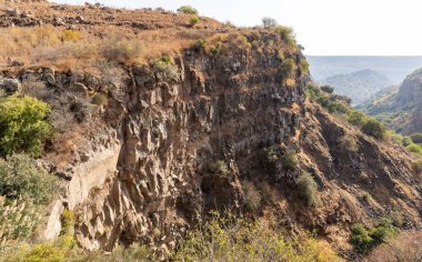 Gamla deresinin aktığı bir dağ geçidi Gamla Doğa Rezervi 'ndeki Dolmen Yolu, Golan Tepeleri, kuzey İsrail