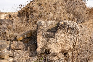 Ateret Kalesi 'nin harabeleri Metzad Ateret - Qasr Atara - İsrail' in kuzeyinde Ürdün Nehri 'nde Jacob kızlarının ırmağının yanında yer alır.