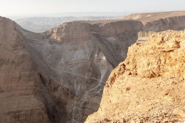 Güneş doğarken Masada Kalesi 'nin harabelerinden İsrail' in güneyindeki vadiye kadar olan bölgeyi seyret.