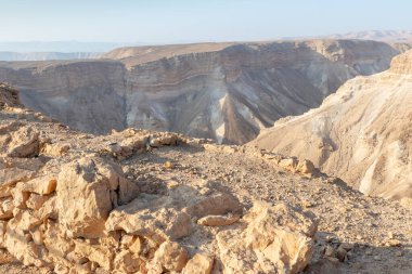 Güneş doğarken Masada Kalesi 'nin harabelerinden İsrail' in güneyindeki vadiye kadar olan bölgeyi seyret.