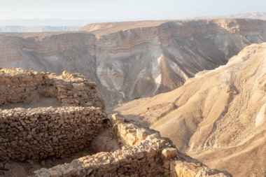 Güneş doğarken Masada Kalesi 'nin harabelerinden İsrail' in güneyindeki vadiye kadar olan bölgeyi seyret.