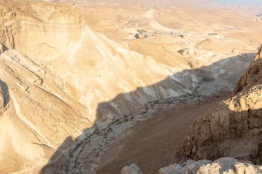 Güneş doğarken Masada Kalesi 'nin harabelerinden İsrail' in güneyindeki vadiye kadar olan bölgeyi seyret.
