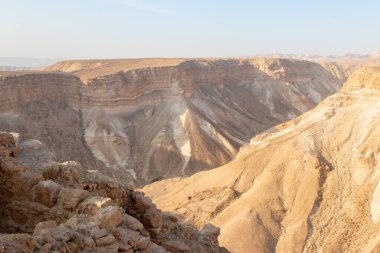 Güneş doğarken Masada Kalesi 'nin harabelerinden İsrail' in güneyindeki vadiye kadar olan bölgeyi seyret.