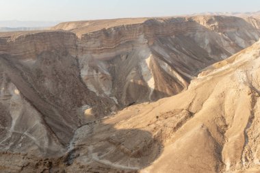 Güneş doğarken Masada Kalesi 'nin harabelerinden İsrail' in güneyindeki vadiye kadar olan bölgeyi seyret.