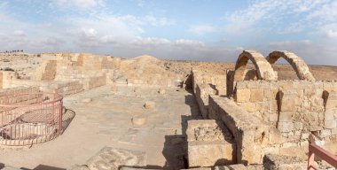 Merkezi şehrin harabelerinde, Nabatean Kalesi 'nde bir Roma villasının kalıntıları. Avdat, Petra ile İsrail' in güneyindeki Tütsü Yolu adlı ticaret yolu üzerindeki Gazze limanı arasında yer alıyor.