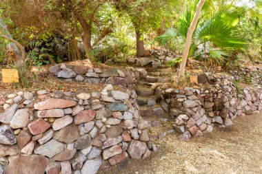 Eilat, İsrail, 13 Aralık 2022: İsrail 'in güneyindeki Eilat kentindeki Botanik Bahçesi' nde sergilenen taş kaplı teraslar