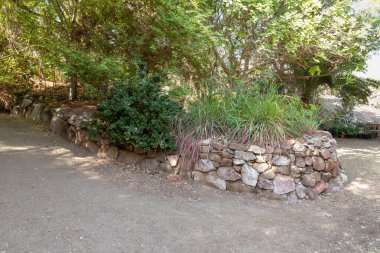 Eilat, İsrail, 13 Aralık 2022: İsrail 'in güneyindeki Eilat şehrindeki süslü botanik bahçesinden geçen yürüyüş yolu