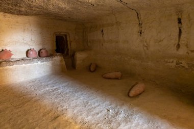 İsrail 'in güneyinde, Tütsü Yolu adı verilen ticaret yolu üzerinde Petra ile Gazze limanı arasında, Nabatean Kalesi' nin kalıntılarında sürahiler bulunan bir depo.