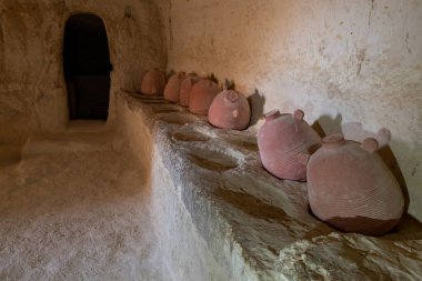 İsrail 'in güneyinde, Tütsü Yolu adı verilen ticaret yolu üzerinde Petra ile Gazze limanı arasında, Nabatean Kalesi' nin kalıntılarında sürahiler bulunan bir depo.