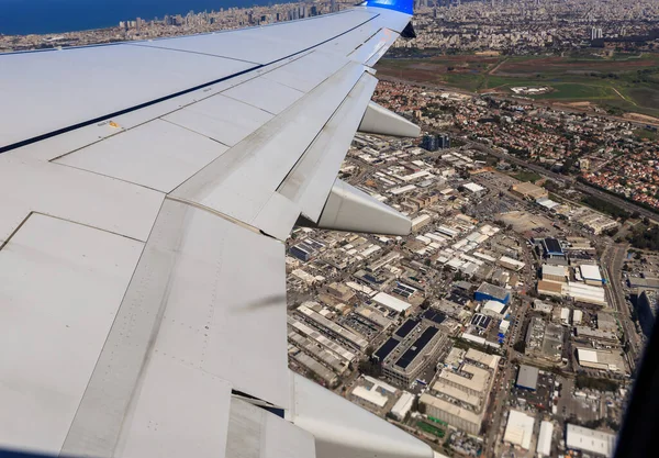 이스라엘 텔아비브야 2023 비행기가 이스라엘의 중앙에 건물을 륙하는 모습을 바라봄 — 스톡 사진