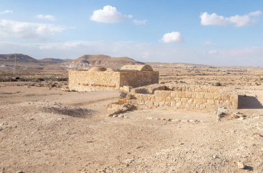 Merkezi şehrin harabeleri yakınlarındaki bir Roma hamamının kalıntıları - Nabateans kalesi - Avdat, Petra ile Gazze limanı arasındaki ticaret yolu Incense Road, güney İsrail 'de