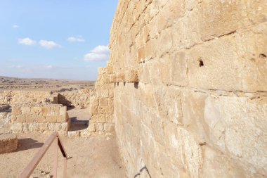 Merkezi şehrin harabeleri yakınlarındaki bir Roma hamamının kalıntıları - Nabateans kalesi - Avdat, Petra ile Gazze limanı arasındaki ticaret yolu Incense Road, güney İsrail 'de