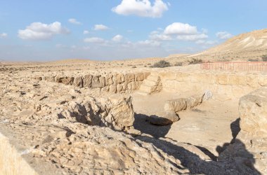 Merkezi şehrin harabeleri yakınlarındaki bir Roma hamamının kalıntıları - Nabateans kalesi - Avdat, Petra ile Gazze limanı arasındaki ticaret yolu Incense Road, güney İsrail 'de