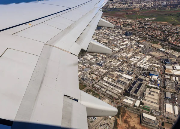 이스라엘 텔아비브야 2023 비행기가 이스라엘의 중앙에 건물을 륙하는 모습을 바라봄 — 스톡 사진