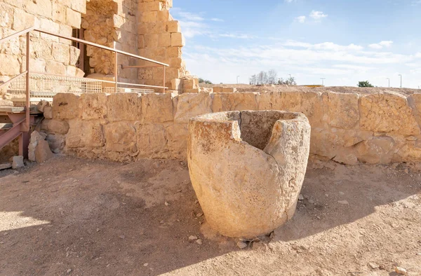 位于市中心废墟 位于Petra和加沙港口之间 位于以色列南部Incense路的Nabateans Avdat要塞附近的罗马浴场遗址旁的一个被保护的罐子 — 图库照片