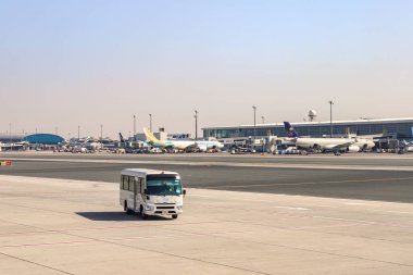 Dubai, Birleşik Arap Emirlikleri, 16 Mart 2023: Pist boyunca ilerleyen bir Flydubai uçağının penceresinden Dünya Havayolları 'nın ayakta duran uçaklarına ve Dubai havaalanı binasına bakın