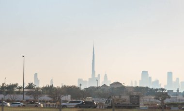 Dubai, Birleşik Arap Emirlikleri, 16 Mart 2023: Dubai 'de Birleşik Arap Emirlikleri' nde bir turist otobüsünün penceresinden görüntü